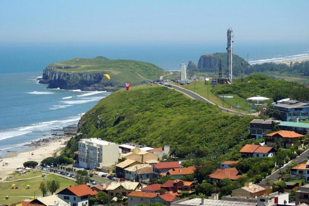 Kitnet K1 Em Torres-Rs - Na Mais Bela Praia Gaucha - Cozinha - Banheiro - Ar Condicionado - Smart Tv 32' - Wi-Fi - Anfitria Superhost No Bnb ภายนอก รูปภาพ